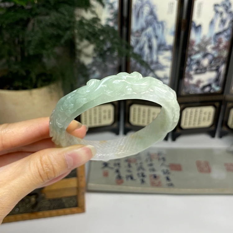 58.3糯冰浅绿洒金草龙雕花手镯 天然翡翠A货手镯