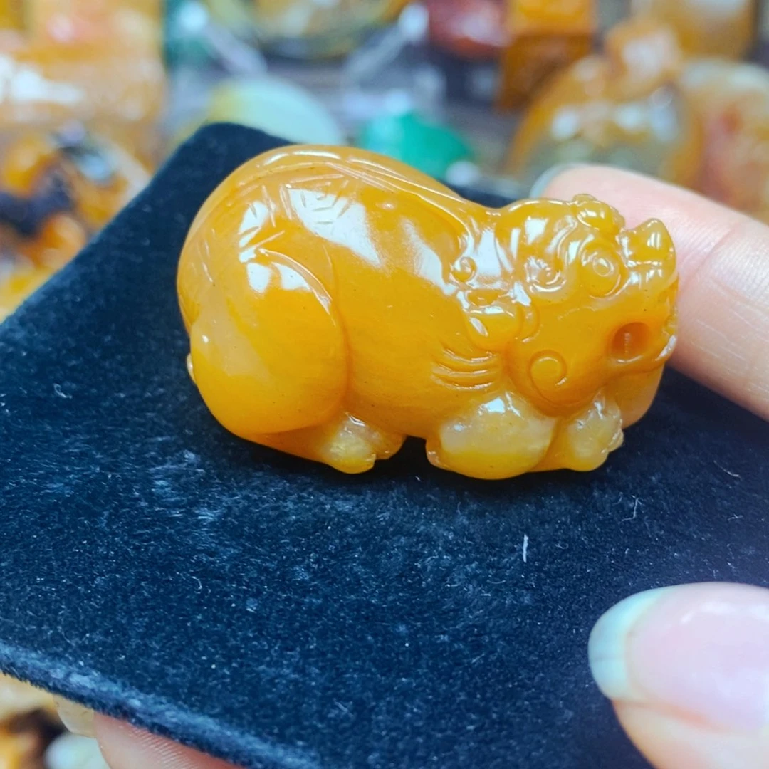 未镶嵌石英质玉（黄龙玉）颈饰