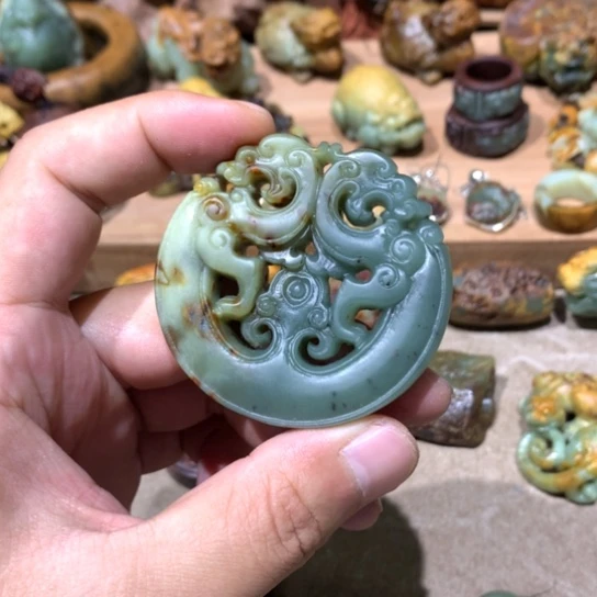 未镶嵌岫岩河磨玉（透闪石质玉）挂件得*堂