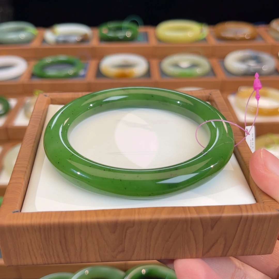 和田玉未镶嵌手镯61阳绿料细色匀，万元镯