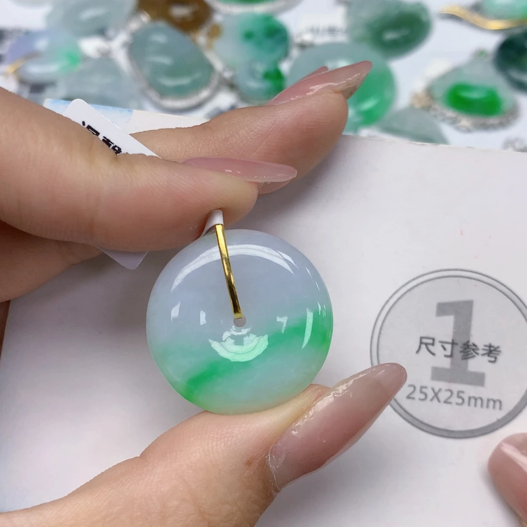 颈饰18K金镶嵌翡翠
