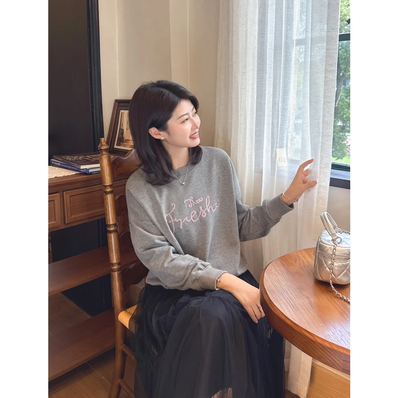 紫璐莱蜜巧寻踪~韩式休闲风字母刺绣雪花彩点棉圆领落肩卫衣女57X