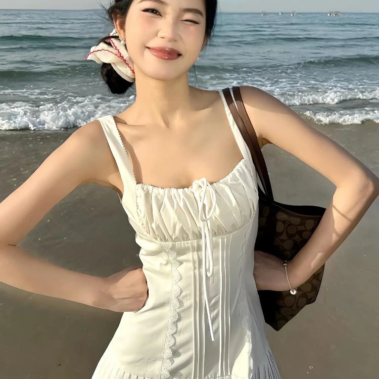 2025夏季法式拼接百褶蕾丝花边白色连衣裙女收腰显瘦抽绳吊带短裙