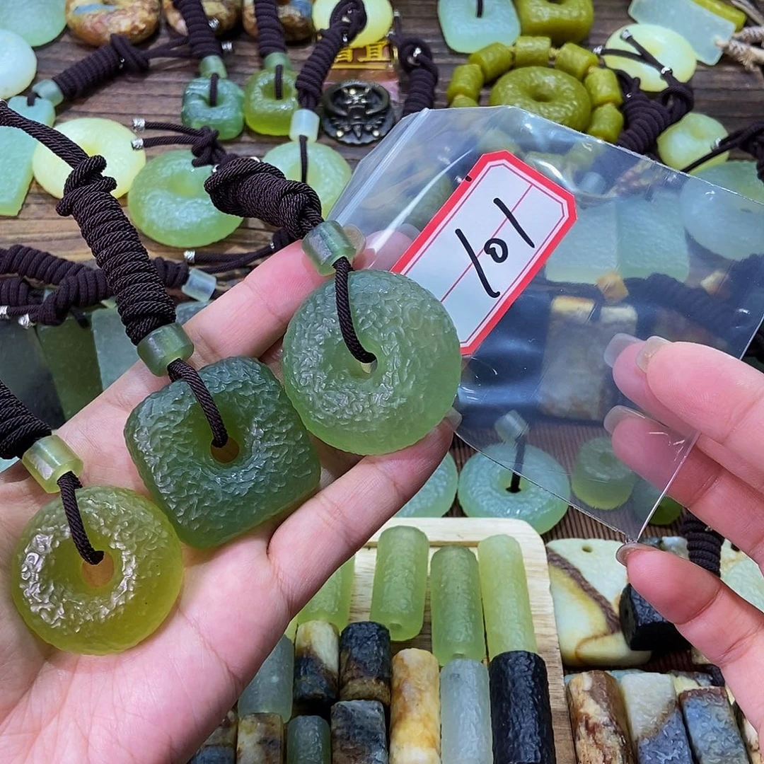 蛇纹石玉未镶嵌挂件开***友