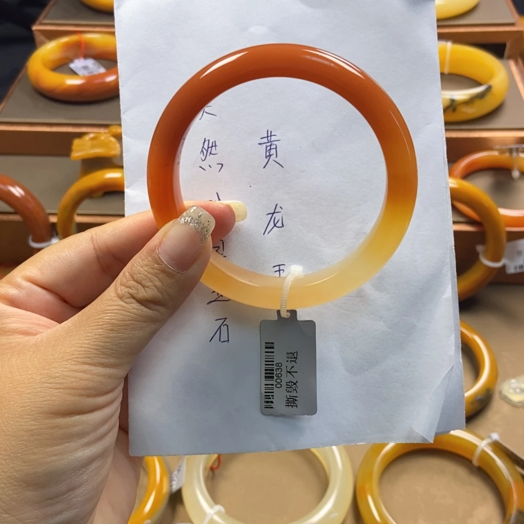 胡***胡石英质玉（黄龙玉）未镶嵌手镯H