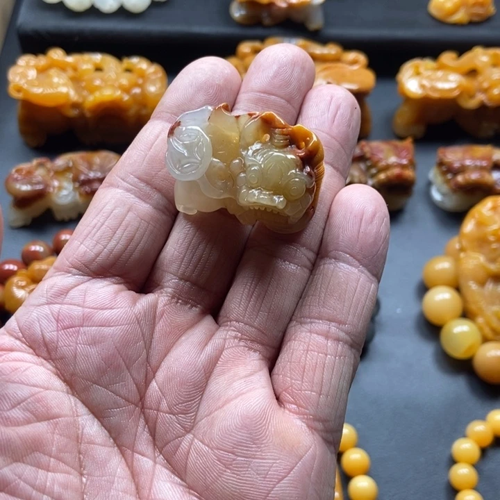 石英质玉（黄龙玉）未镶嵌颈饰