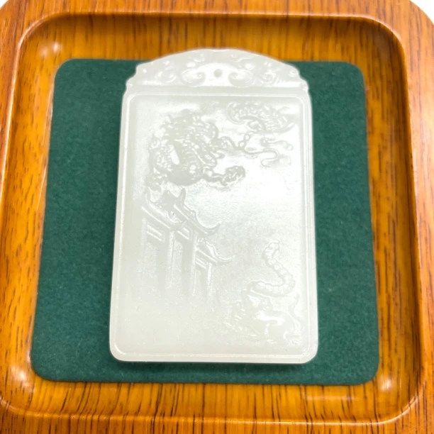 1251号白晴色雕刻牌吊坠