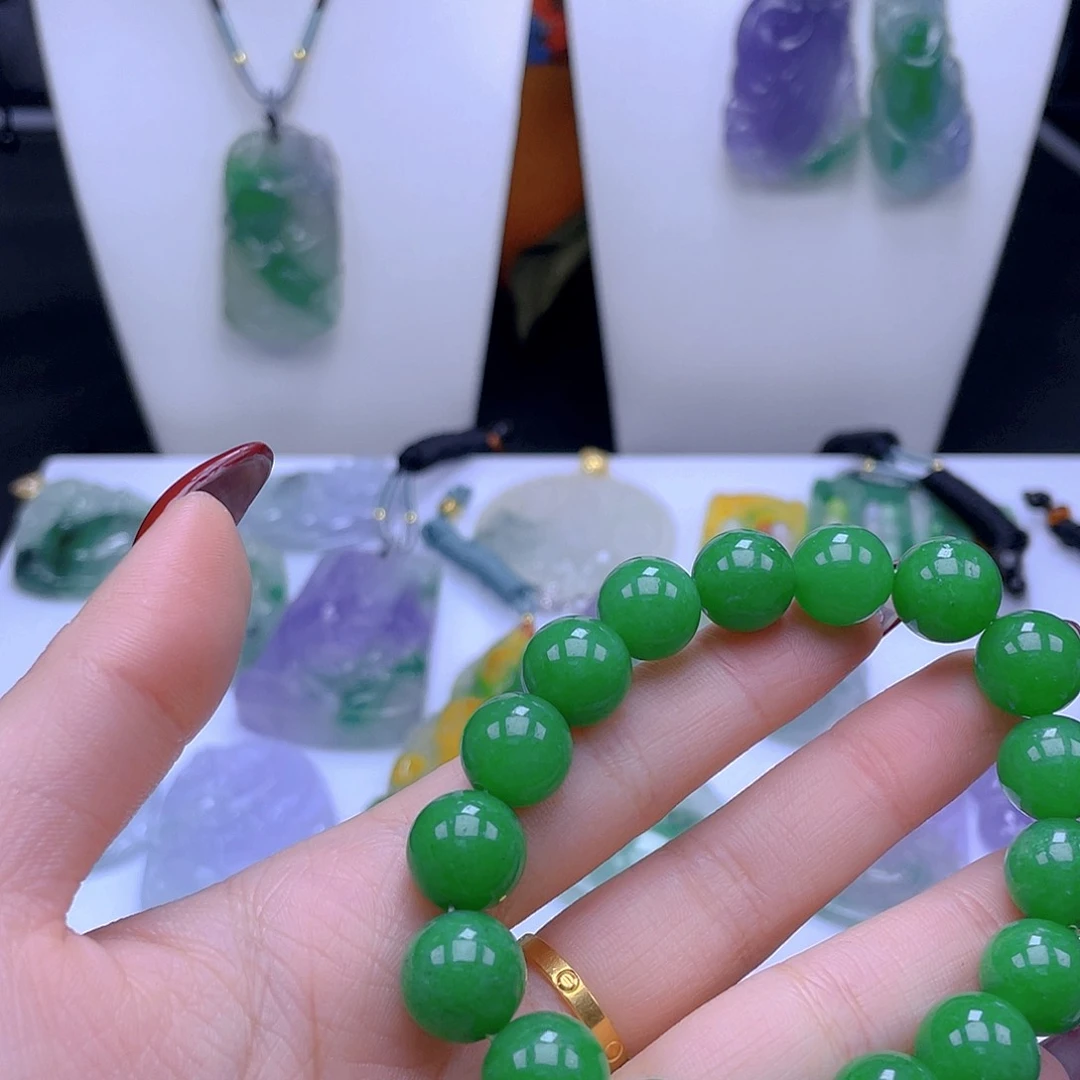 翡翠吊坠(赠链)未镶嵌