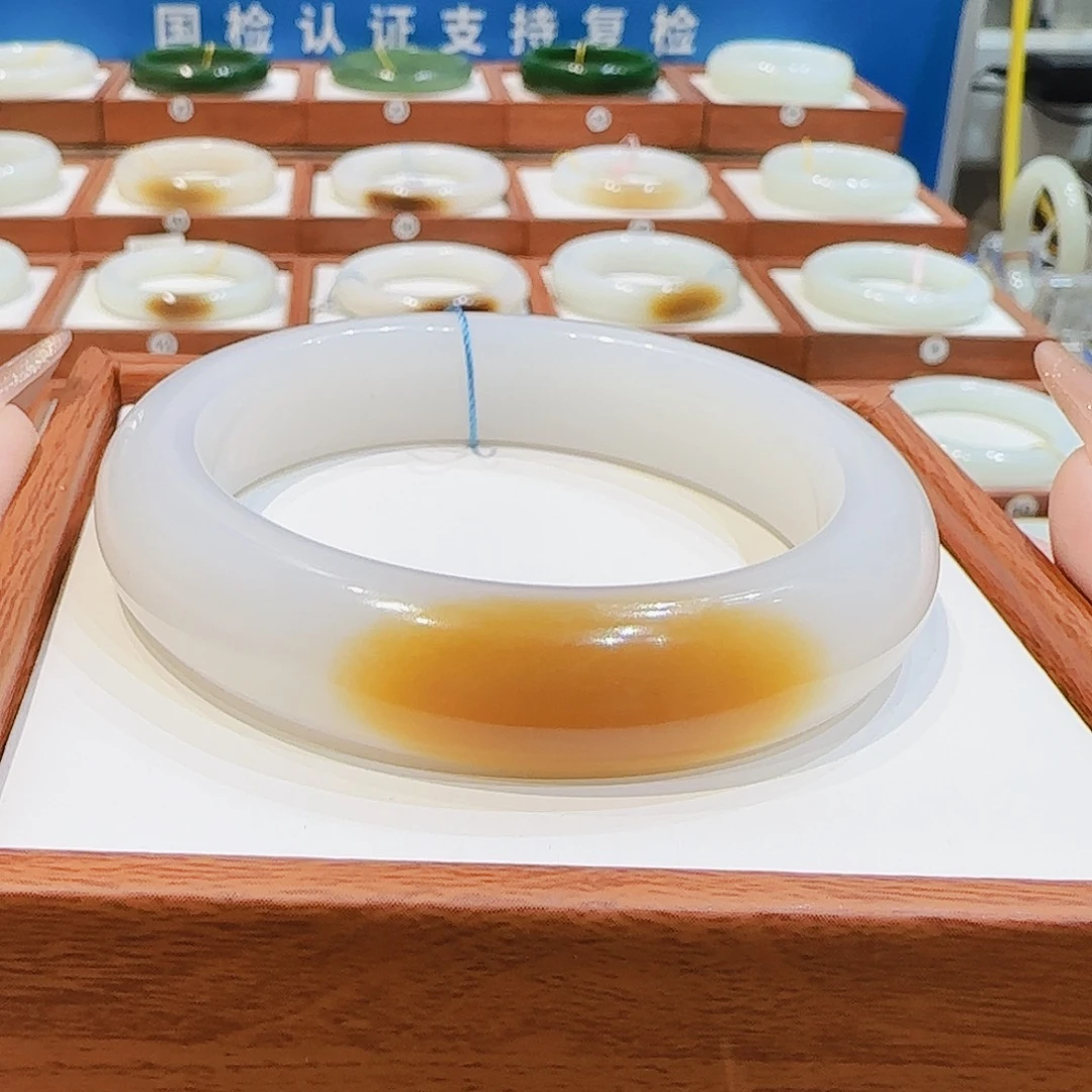 静***逸和田玉未镶嵌手镯