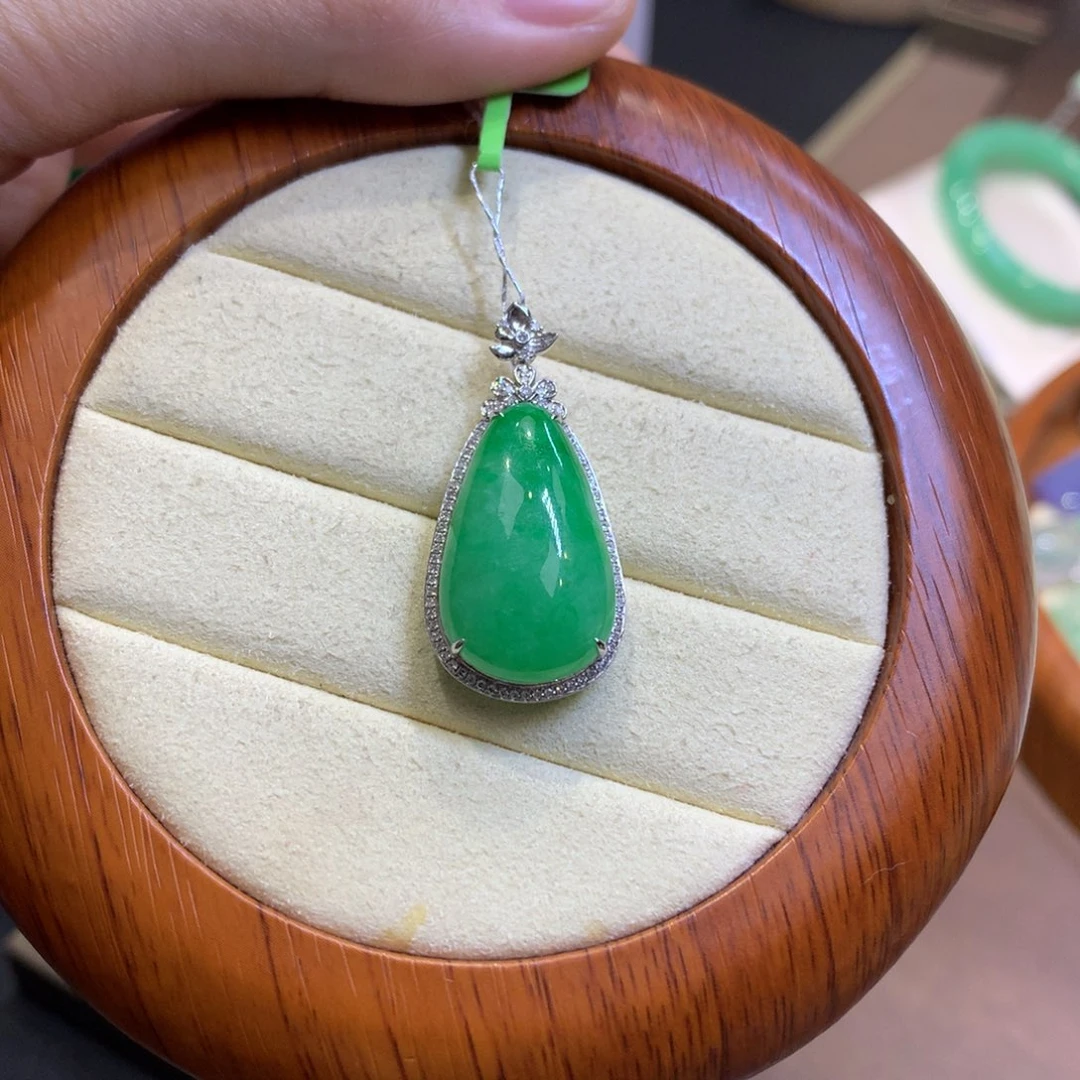 翡翠18K金镶嵌颈饰翡翠