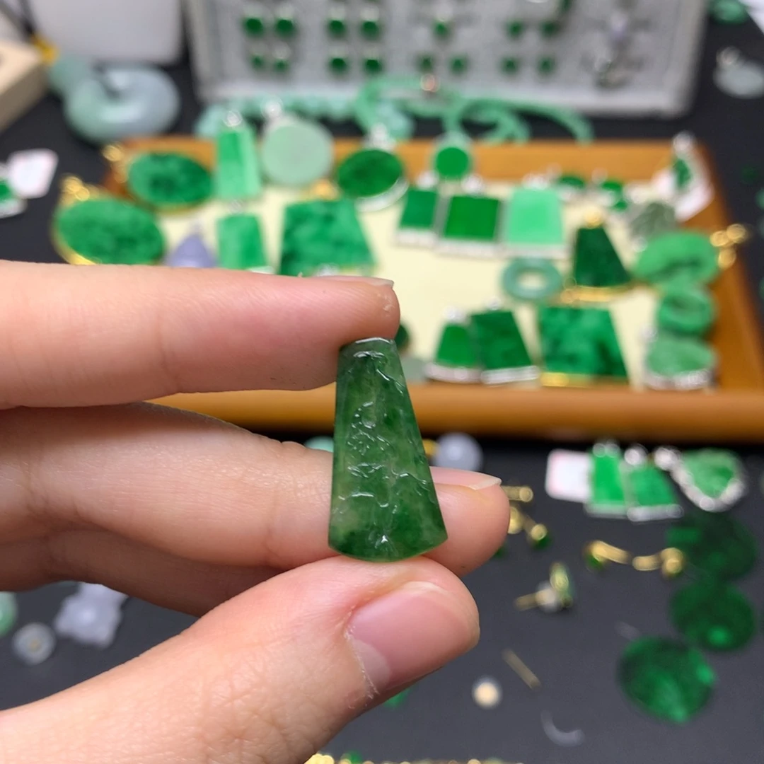 翡翠未镶嵌颈饰有纹裂 危料