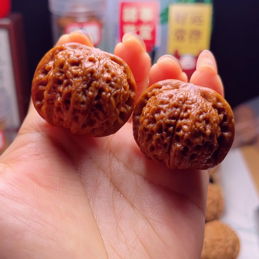 文玩核桃吊坠红色血麒麟