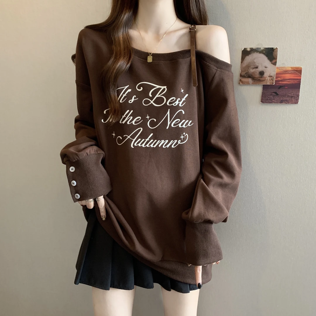 美拉德咖色斜肩露肩正肩卫衣女2025早秋季新款大码胖mm中长款上衣