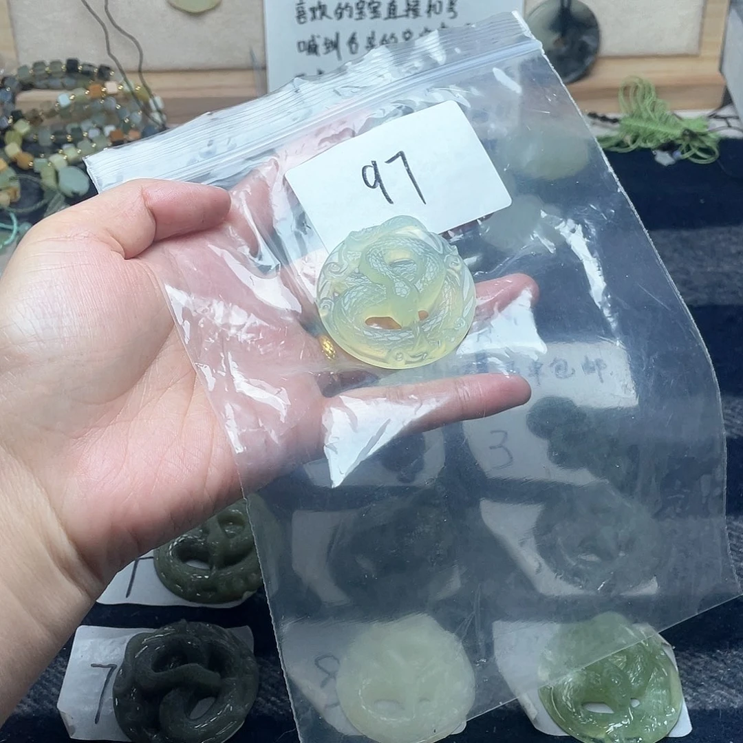 蛇纹石玉颈饰未镶嵌?*柒