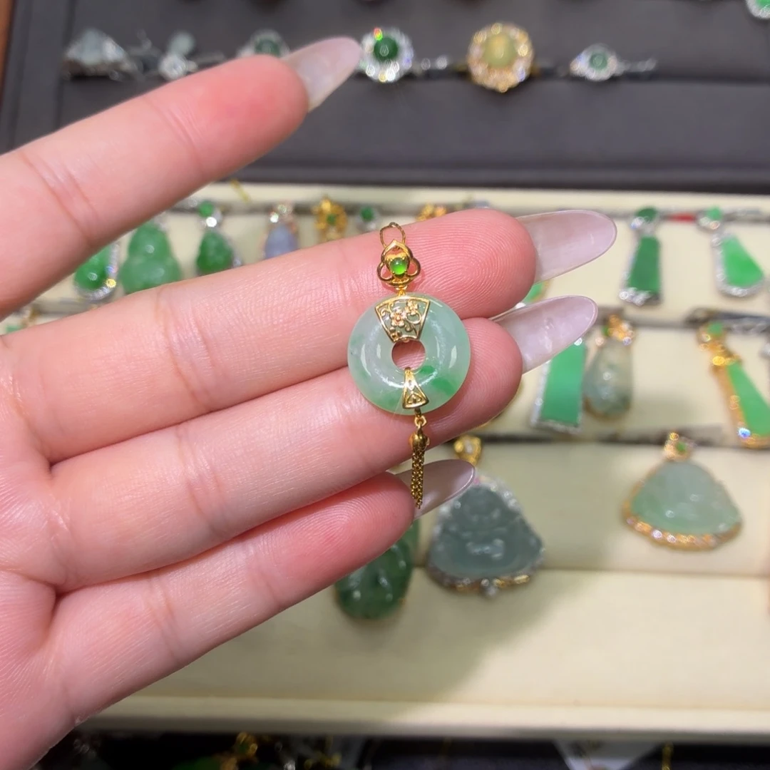 颈饰18K金镶嵌翡翠