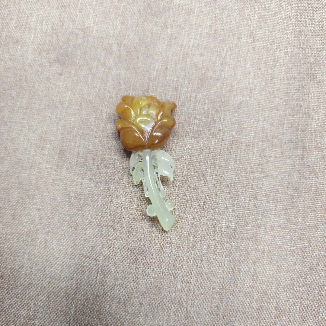 纯天然岫玉手工雕刻俏色花玉精美大气玫瑰花