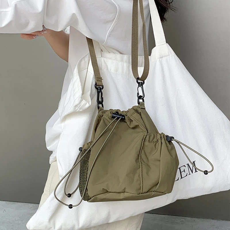 小众轻量化水桶包日系极简主风潮流运动休闲小包新抽绳褶皱斜挎包