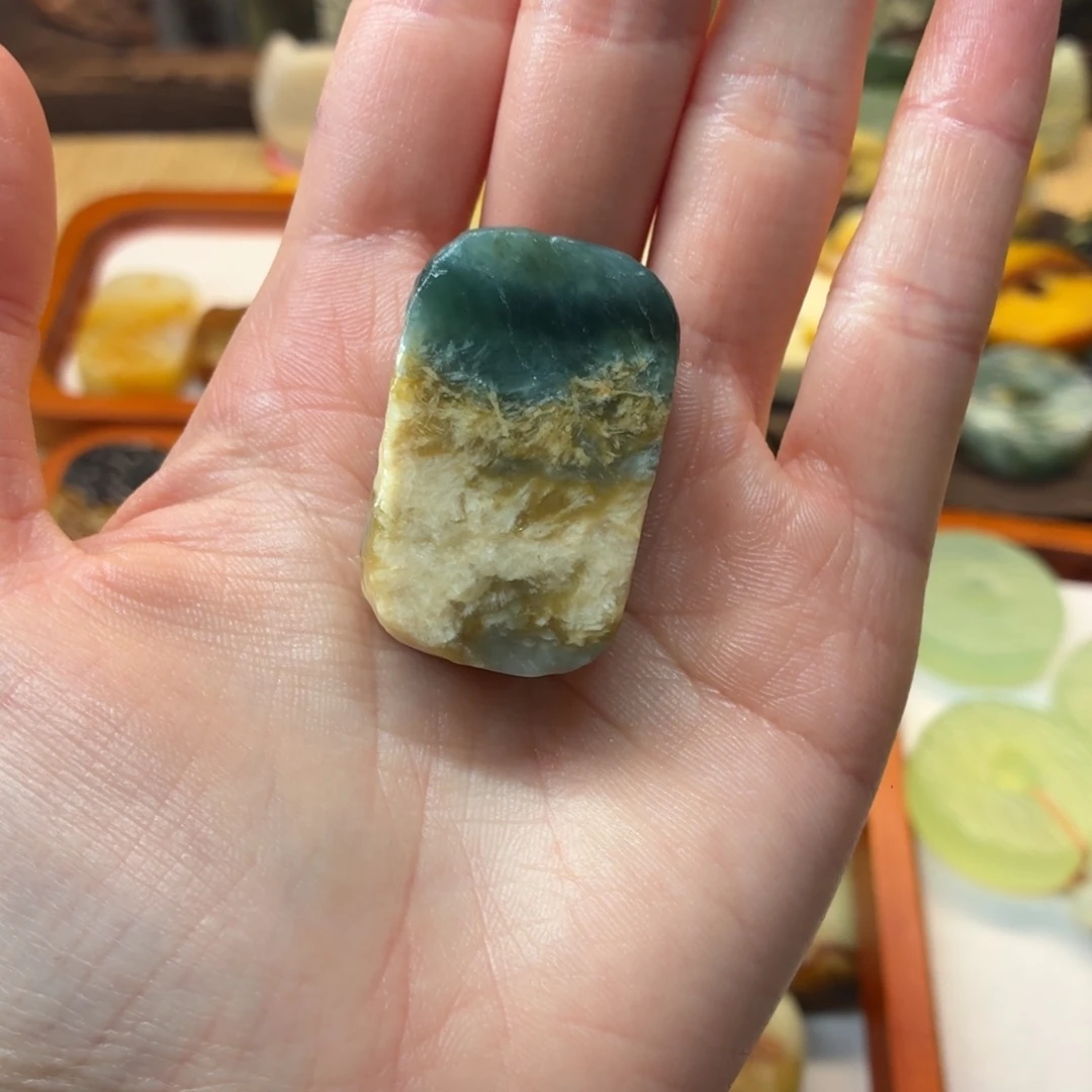 松***子蛇纹石玉未镶嵌颈饰