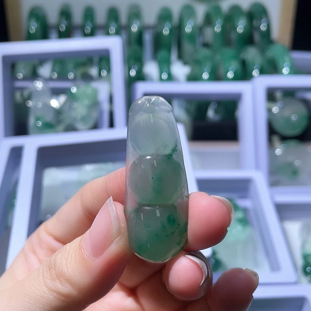 颈饰未镶嵌石英质玉（非洲翠）