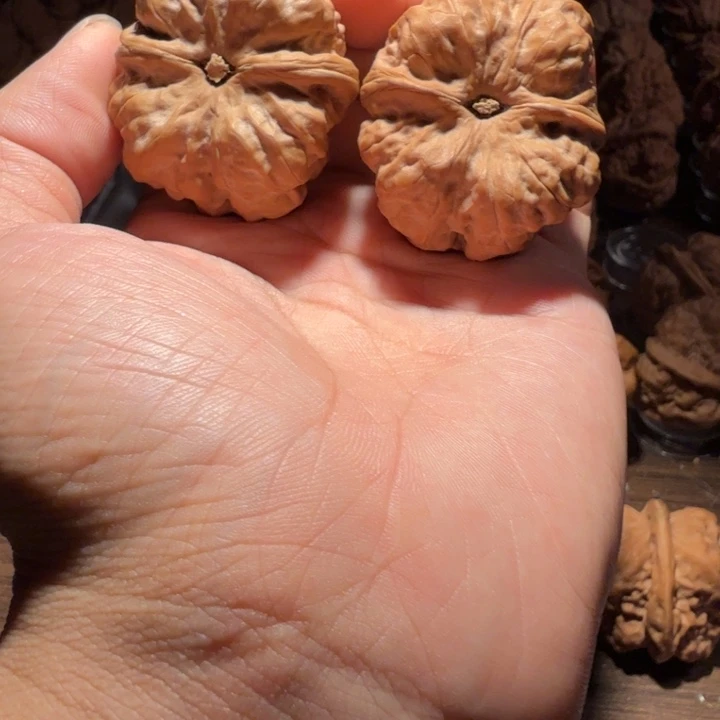 尼***丁吊坠文玩核桃蛤蟆的眼睛是真的