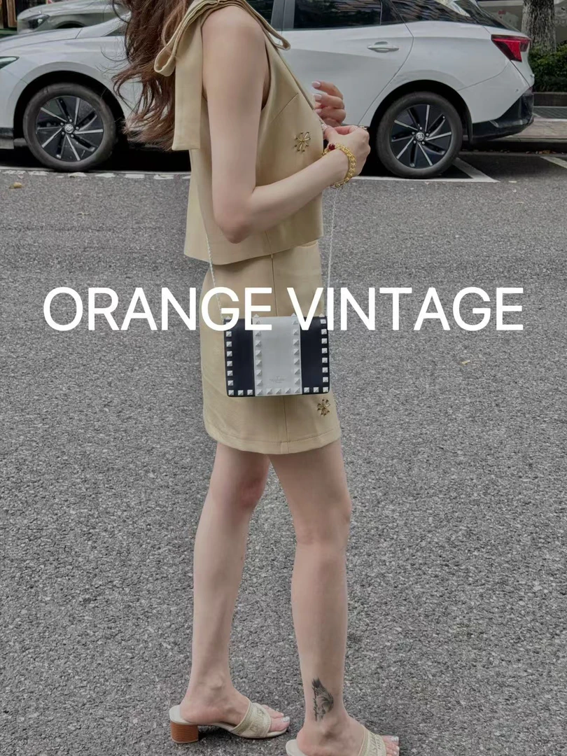 95新 Valentino/华伦天奴 华伦天奴铆钉小挎包