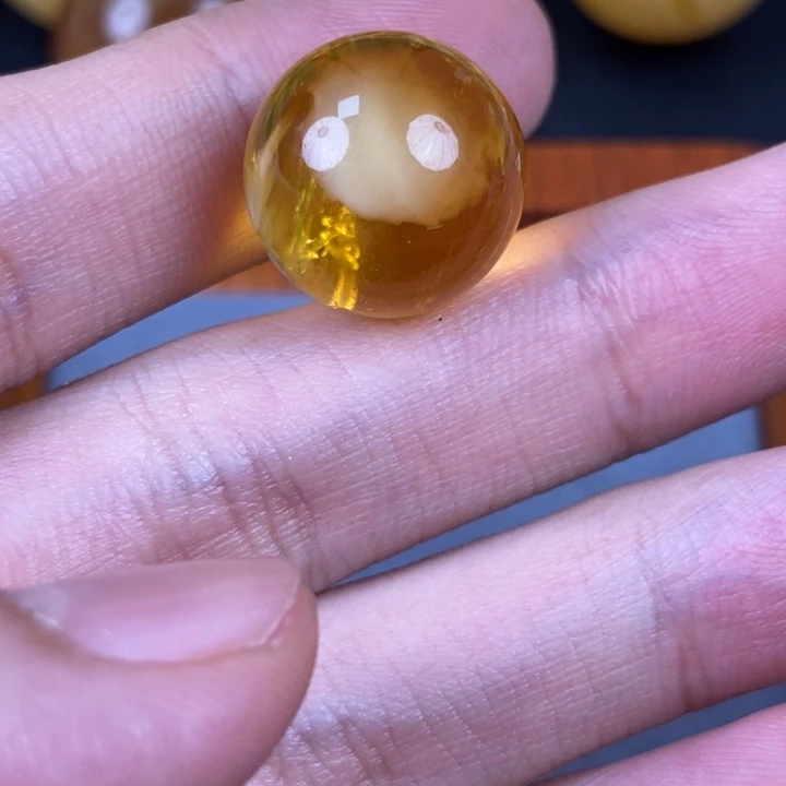 未镶嵌琥珀裸石微瑕124