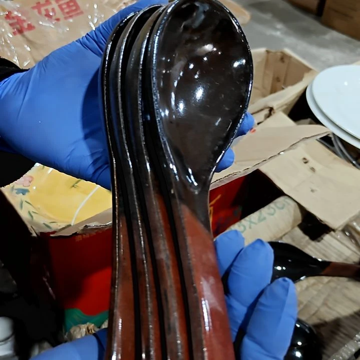 瓷片盘子碗茶壶啥都有