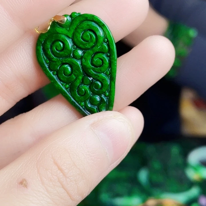 翡翠未镶嵌颈饰多样性