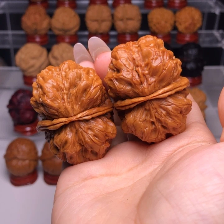 如***华文玩核桃吊坠60磐石鬼脸