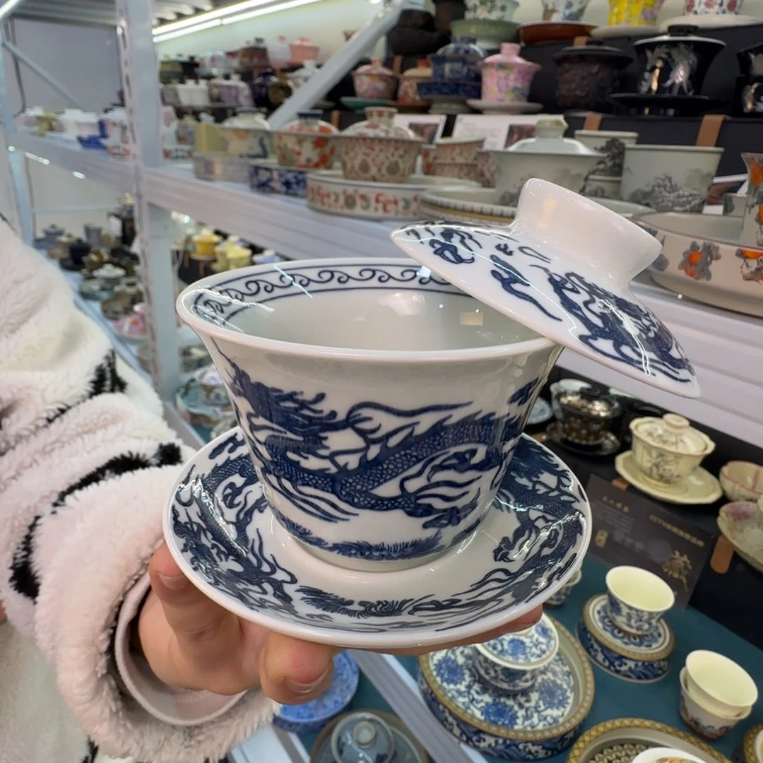 这些盖碗很漂亮我很喜欢！！