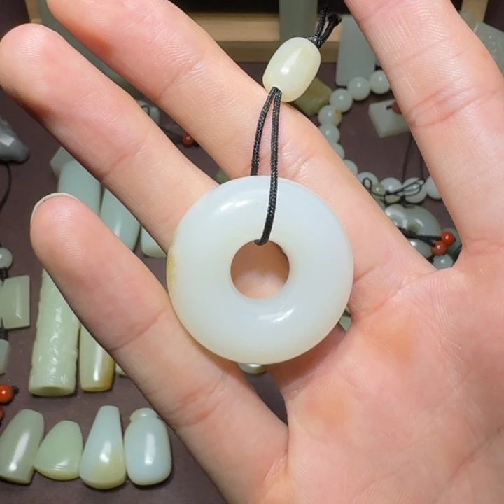 和田玉未镶嵌颈饰当***在