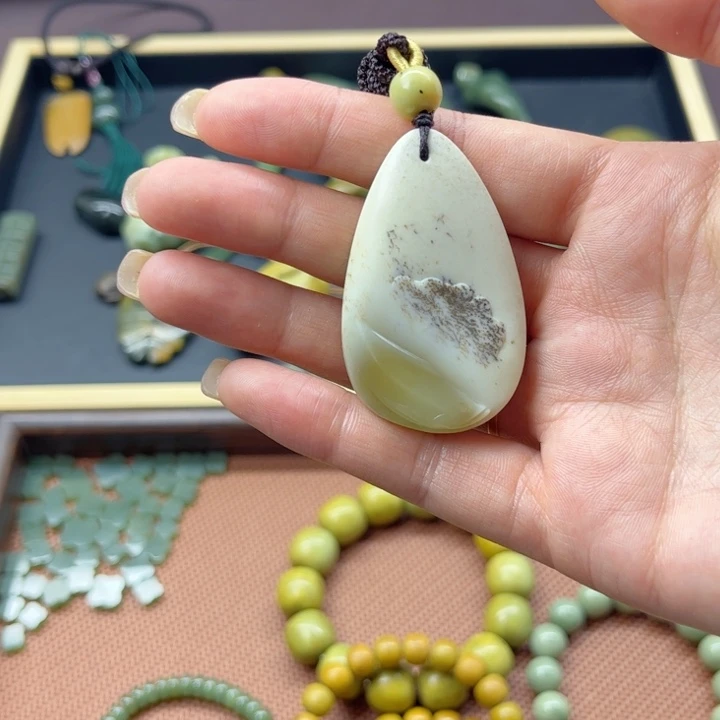 渡***缘岫岩老玉（透闪石质玉）未镶嵌颈饰