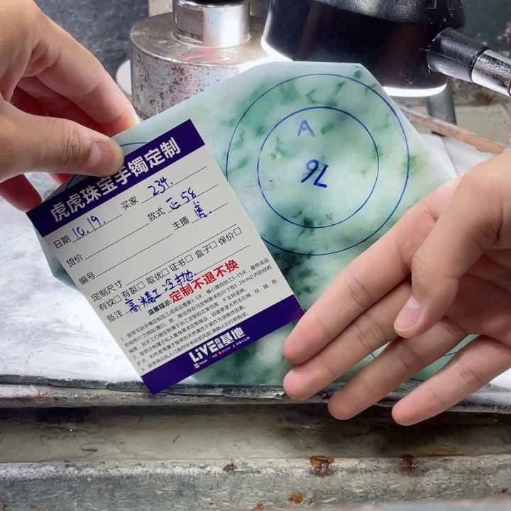 用***3定制翡翠未镶嵌手镯虎虎珠宝手镯定制