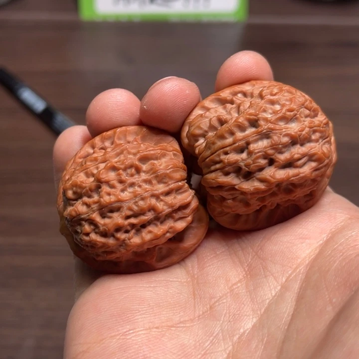 文玩核桃吊坠血麒麟