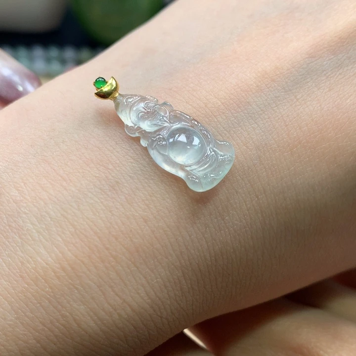 肥***肉翡翠足金镶嵌颈饰财爷爷