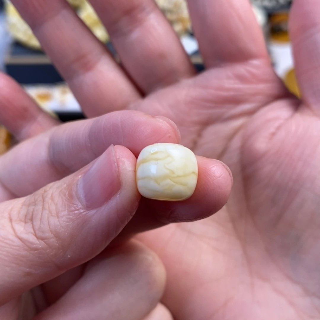 琥珀未镶嵌裸石瓷白妖花老型单珠12.2