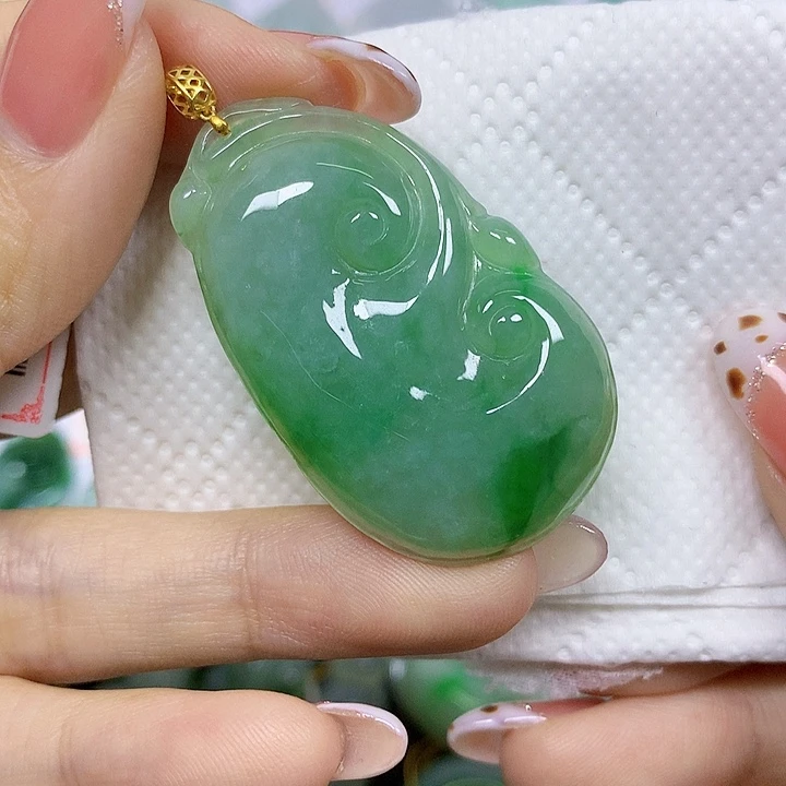 颈饰18K金镶嵌翡翠挂件