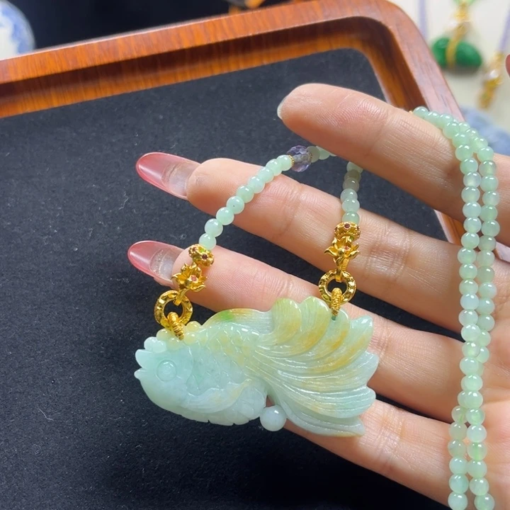 翡翠未镶嵌颈饰锦鲤