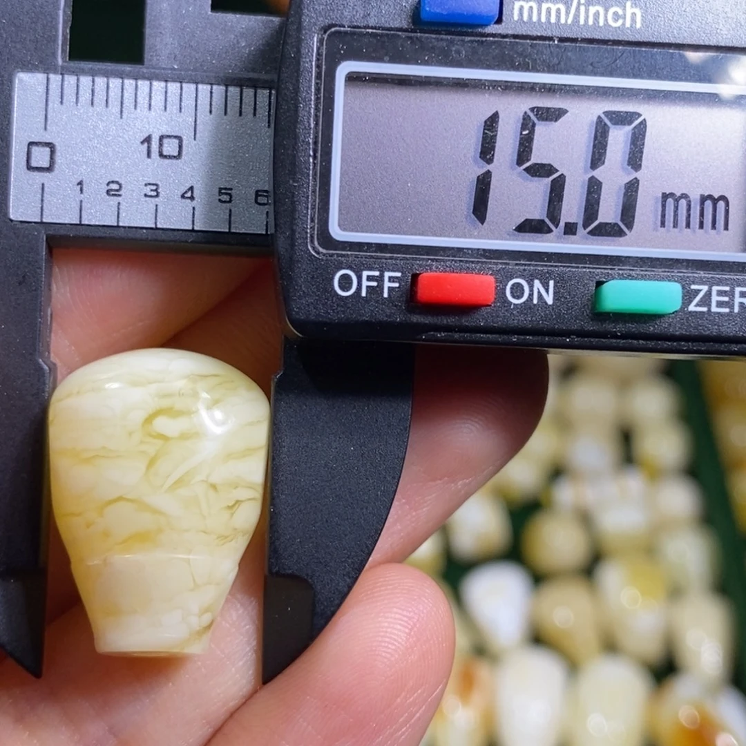 蜜蜡未镶嵌裸石微瑕