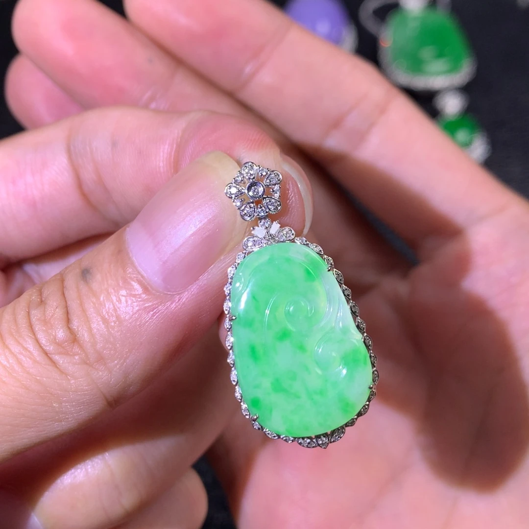 翡翠18K金镶嵌颈饰翡翠