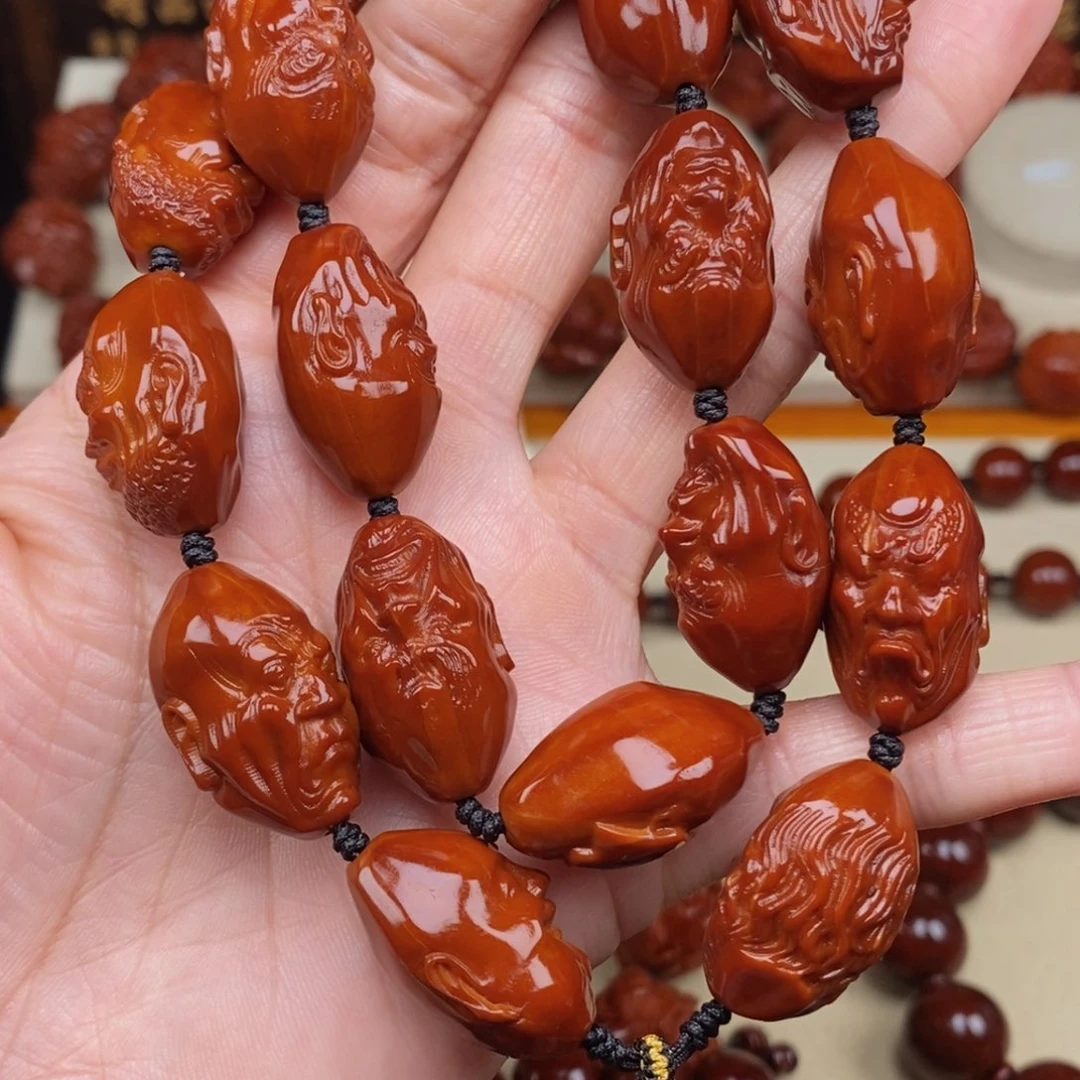 橄榄核把件手持，