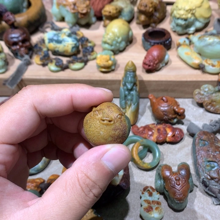 未镶嵌岫岩河磨玉（透闪石质玉）把件