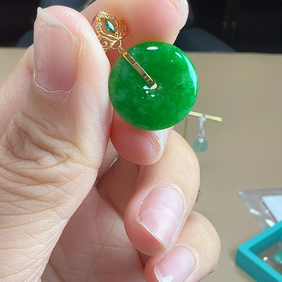 翡翠18K金镶嵌颈饰吊坠
