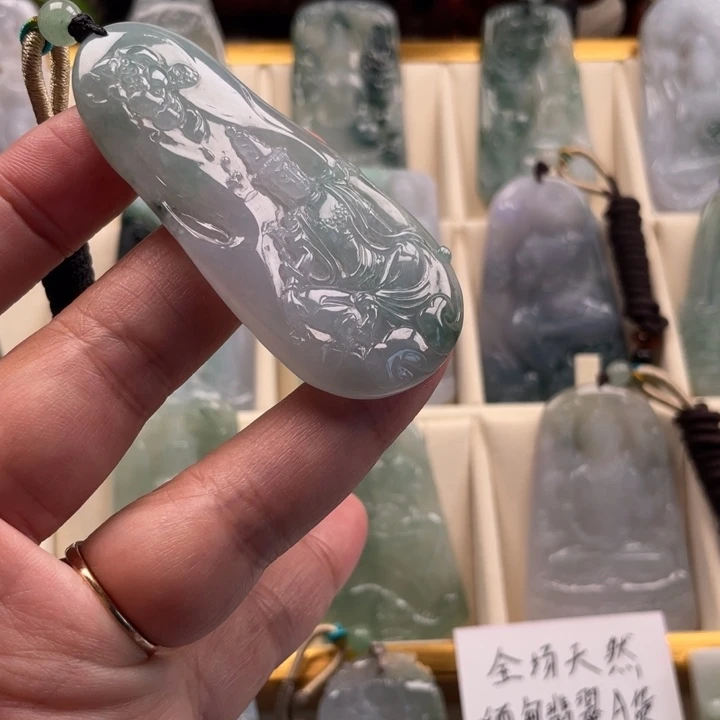 颈饰未镶嵌翡翠观音