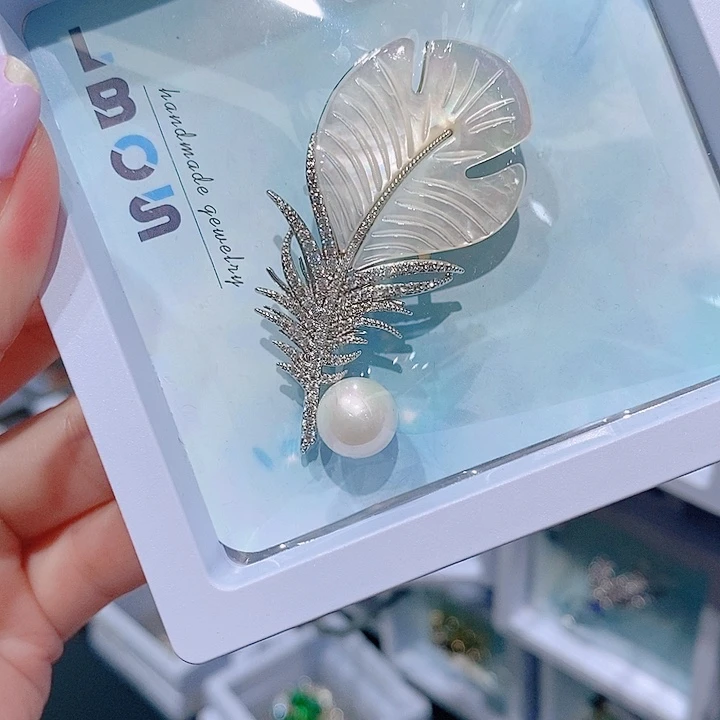 锆石铜合金贝母羽毛胸针
