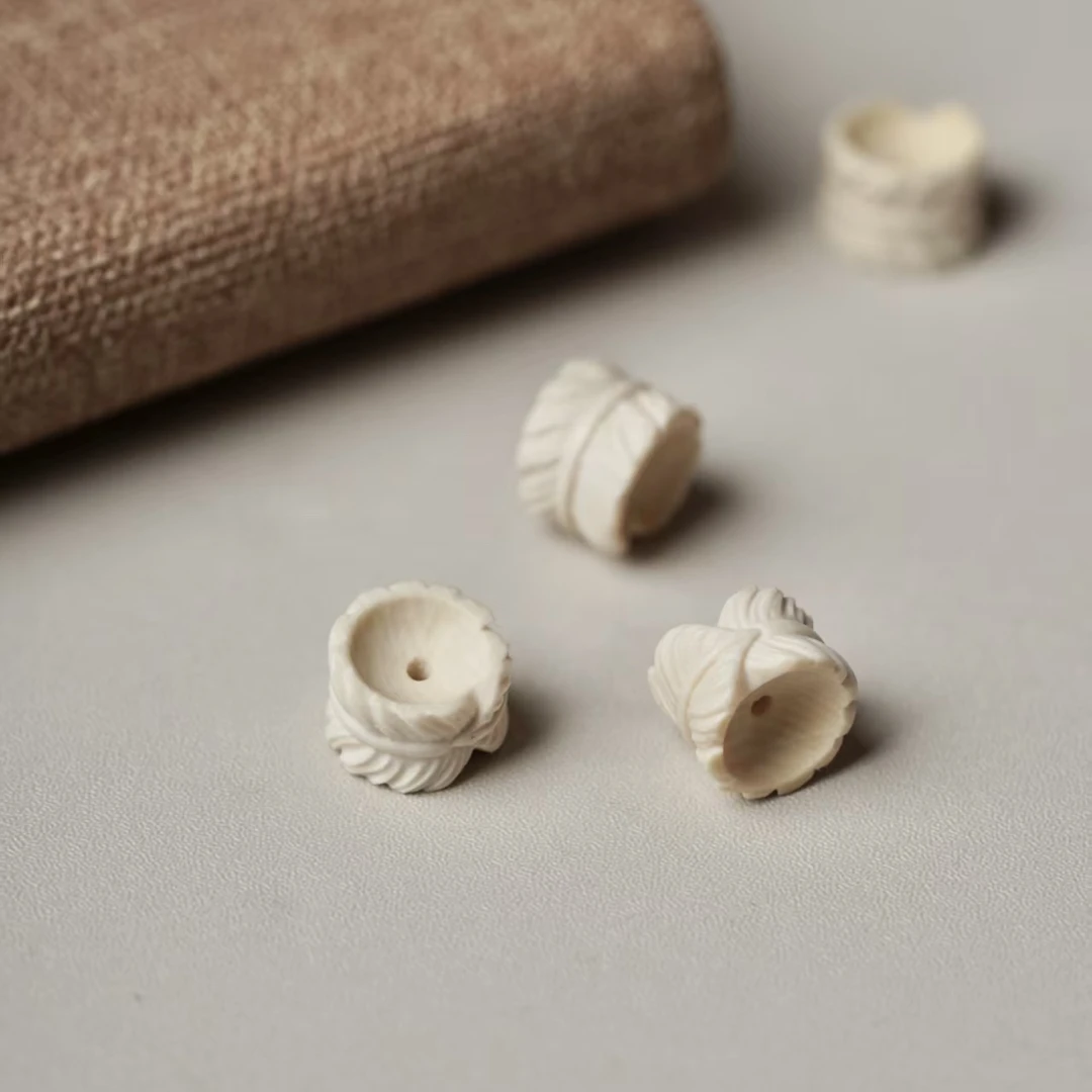 A104-O天然猛犸 雕刻羽毛扣约8.5*6.5mm随机一个 支持鉴定