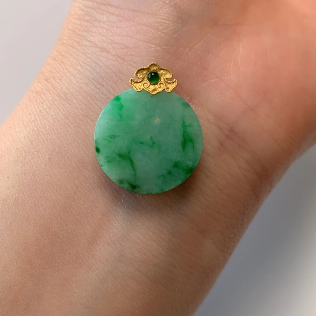 翡翠颈饰18K金镶嵌无事牌