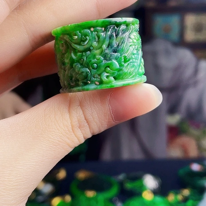 翡翠未镶嵌颈饰多样性