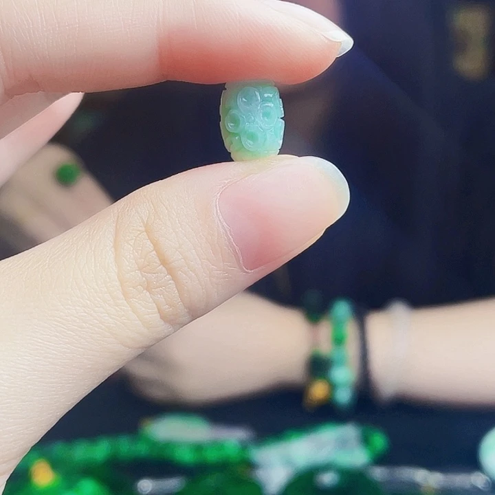 颈饰未镶嵌翡翠多样性