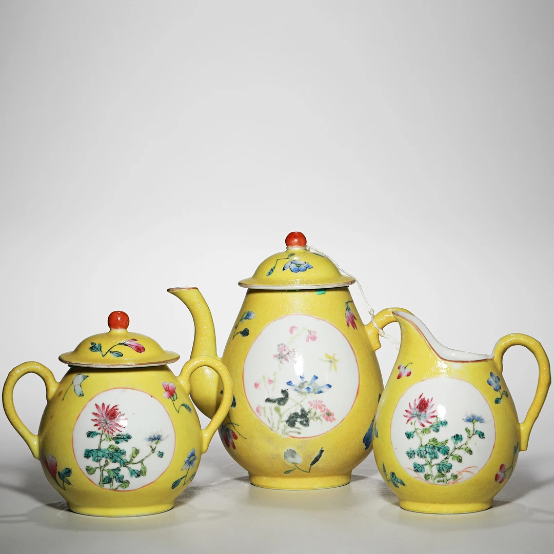 【预展专用】3370民国·黄地轧道粉彩开窗花卉纹壶三只【古董拍卖】